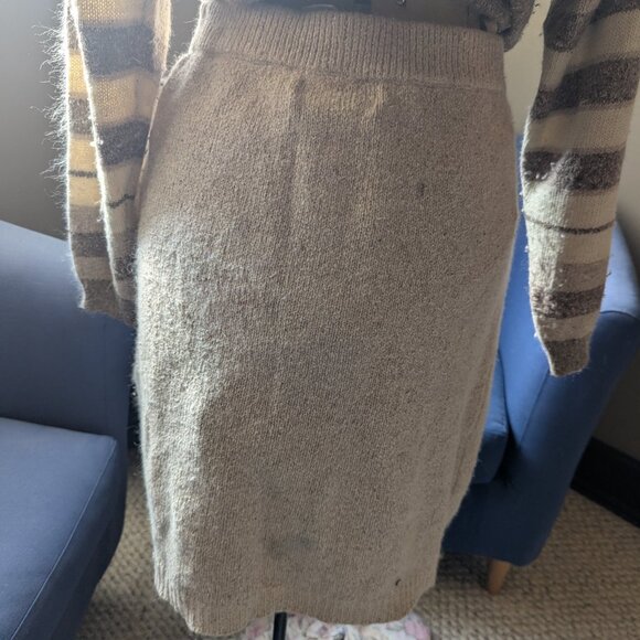 Santoria 2 piece skirt and sweater - Picture 8 of 11